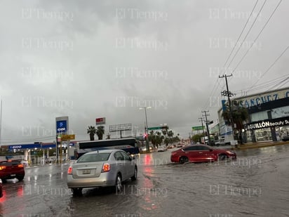 Las calles de Monclova inundadas por la lluvia. 