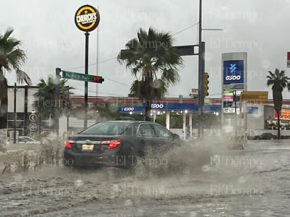 Las calles de Monclova inundadas por la lluvia. 