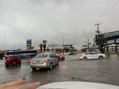 Las calles de Monclova inundadas por la lluvia. 