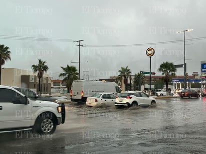 Las calles de Monclova inundadas por la lluvia. 