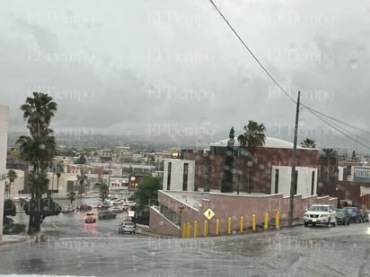 Las calles de Monclova inundadas por la lluvia. 