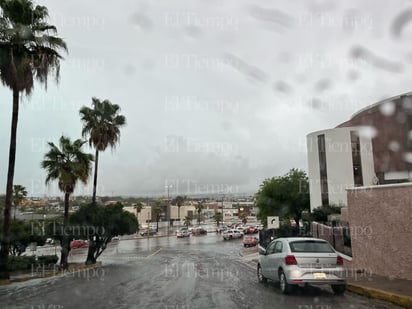 Las calles de Monclova inundadas por la lluvia. 