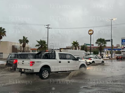 Las calles de Monclova inundadas por la lluvia. 
