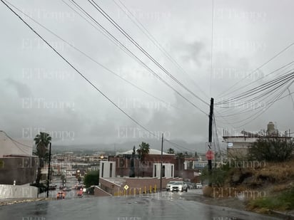 Las calles de Monclova inundadas por la lluvia. 
