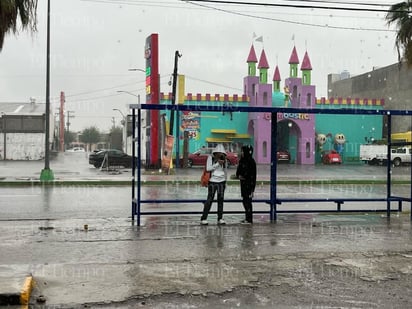 Las calles de Monclova inundadas por la lluvia. 