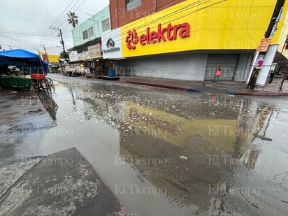 Las calles de Monclova inundadas por la lluvia. 