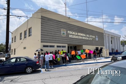 Familiares de José Eduardo protestan frente a la Fiscalía en busca de justicia. 