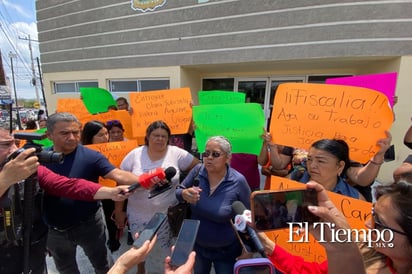 Familiares de José Eduardo protestan frente a la Fiscalía en busca de justicia. 