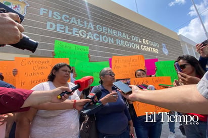Familiares de José Eduardo protestan frente a la Fiscalía en busca de justicia. 
