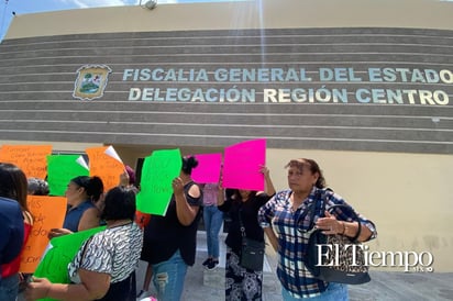 Familiares de José Eduardo protestan frente a la Fiscalía en busca de justicia. 