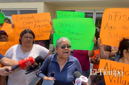 Familiares de José Eduardo protestan frente a la Fiscalía en busca de justicia. 