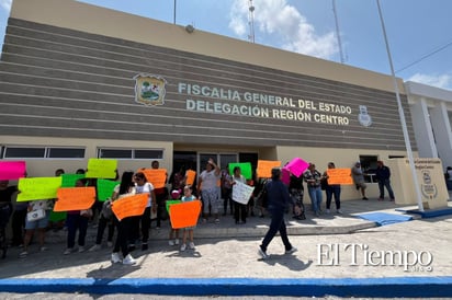 Familiares de José Eduardo protestan frente a la Fiscalía en busca de justicia. 