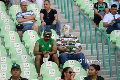 Afición en el Estadio Corona