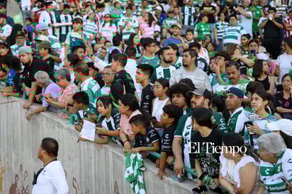Afición en el Estadio Corona