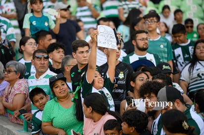 Afición en el Estadio Corona