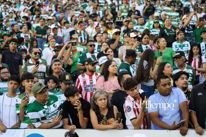 Afición en el Estadio Corona