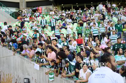 Afición en el Estadio Corona