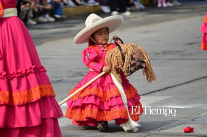 Civismo y tradición destacan en el desfile