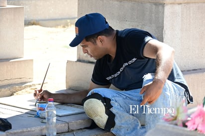 Recuerdos que perduran: Familias visitan el Panteón Guadalupe en el Día de Muertos