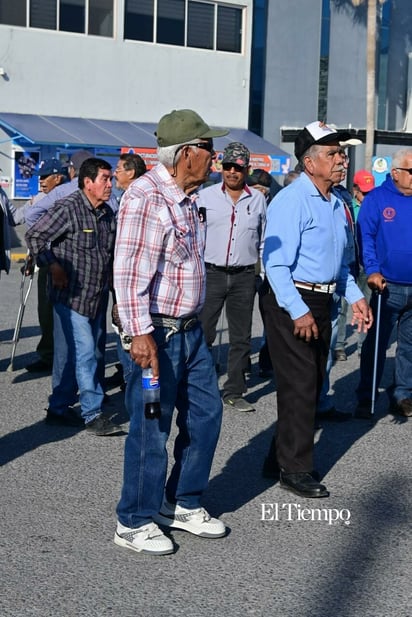 Exobreros de AHMSA inician caminata de más de 190 km rumbo a Saltillo por el proceso de quiebra