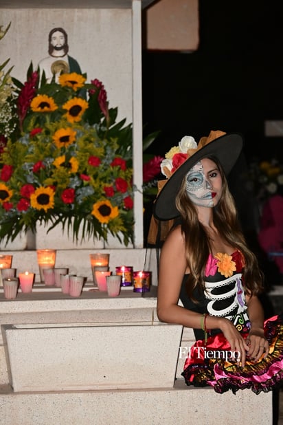 Noche de Flores y Calaveras ilumina Monclova en la tradicional “Alumbrada 2025”