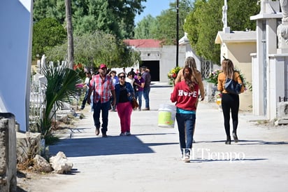 Recuerdos que perduran: Familias visitan el Panteón Guadalupe en el Día de Muertos