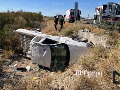 Albañiles vuelcan en la carretera estatal 24 rumbo a Monclova 