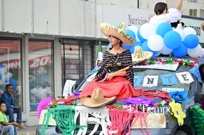 Civismo y tradición destacan en el desfile