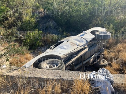 Albañiles vuelcan en la carretera estatal 24 rumbo a Monclova 