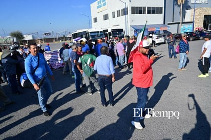 Exobreros de AHMSA inician caminata de más de 190 km rumbo a Saltillo por el proceso de quiebra