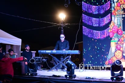 Noche de Flores y Calaveras ilumina Monclova en la tradicional “Alumbrada 2025”