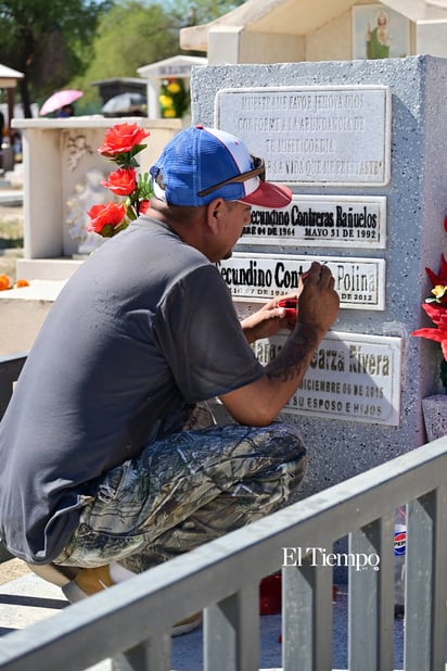 Recuerdos que perduran: Familias visitan el Panteón Guadalupe en el Día de Muertos