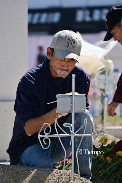Recuerdos que perduran: Familias visitan el Panteón Guadalupe en el Día de Muertos