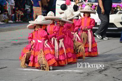 Civismo y tradición destacan en el desfile