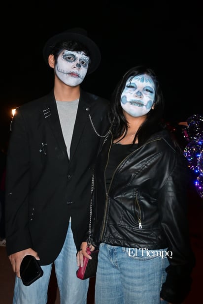 Noche de Flores y Calaveras ilumina Monclova en la tradicional “Alumbrada 2025”