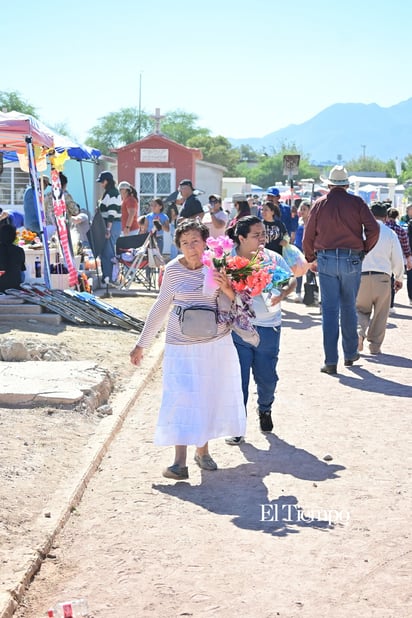 Recuerdos que perduran: Familias visitan el Panteón Guadalupe en el Día de Muertos