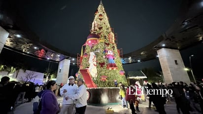 Encendido del pino navideño en Monclova 2025