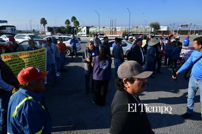Exobreros de AHMSA inician caminata de más de 190 km rumbo a Saltillo por el proceso de quiebra