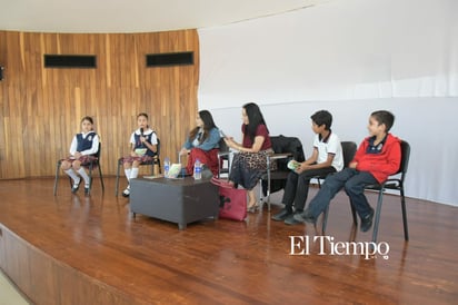 Visita de la Escuela Primaria Niños Héroes a la Feria del Libro en la Biblioteca Pape