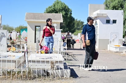 Recuerdos que perduran: Familias visitan el Panteón Guadalupe en el Día de Muertos
