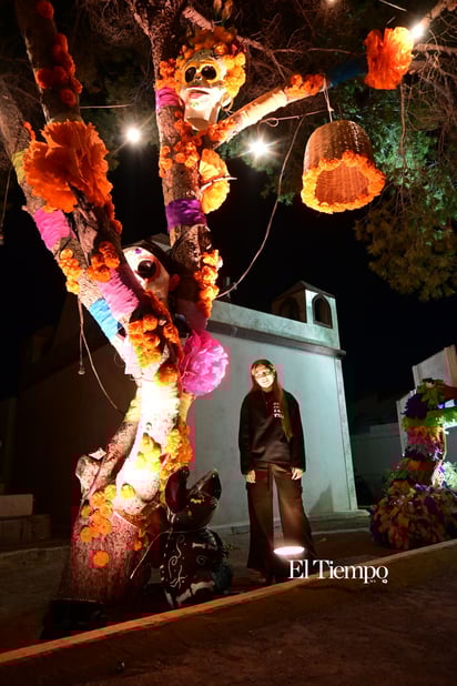 Noche de Flores y Calaveras ilumina Monclova en la tradicional “Alumbrada 2025”
