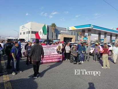 Exobreros de AHMSA inician caminata de más de 190 km rumbo a Saltillo por el proceso de quiebra