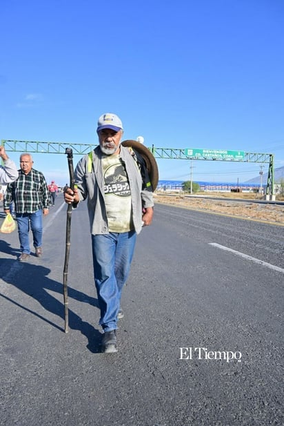 Exobreros de AHMSA inician caminata de más de 190 km rumbo a Saltillo por el proceso de quiebra