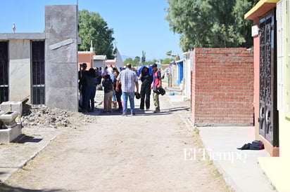 Recuerdos que perduran: Familias visitan el Panteón Guadalupe en el Día de Muertos