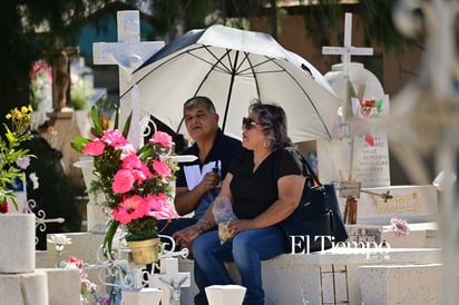 Recuerdos que perduran: Familias visitan el Panteón Guadalupe en el Día de Muertos