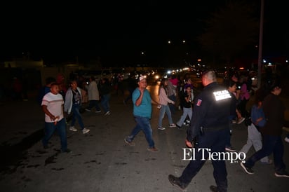 Noche de Flores y Calaveras ilumina Monclova en la tradicional “Alumbrada 2025”