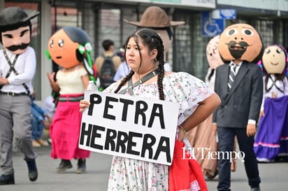 Civismo y tradición destacan en el desfile