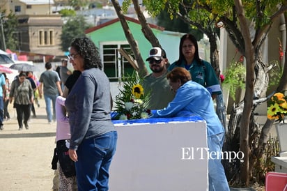Recuerdos que perduran: Familias visitan el Panteón Guadalupe en el Día de Muertos