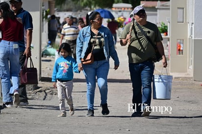 Recuerdos que perduran: Familias visitan el Panteón Guadalupe en el Día de Muertos