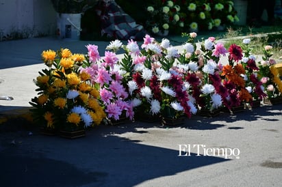 Recuerdos que perduran: Familias visitan el Panteón Guadalupe en el Día de Muertos